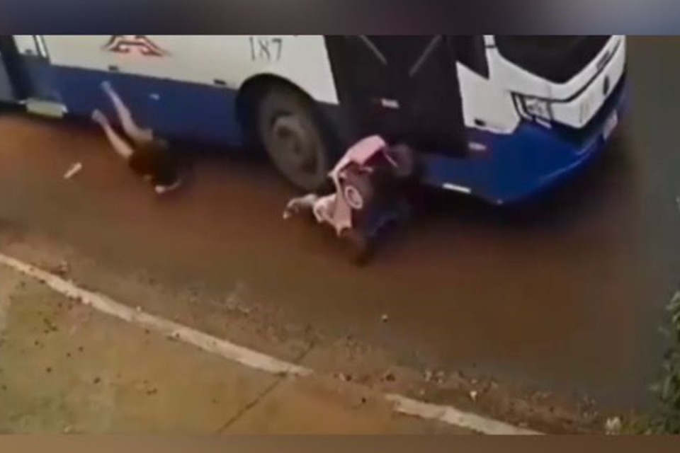 Ônibus atinge mãe e filha ao tentar desviar de buraco (Foto: Reprodução)