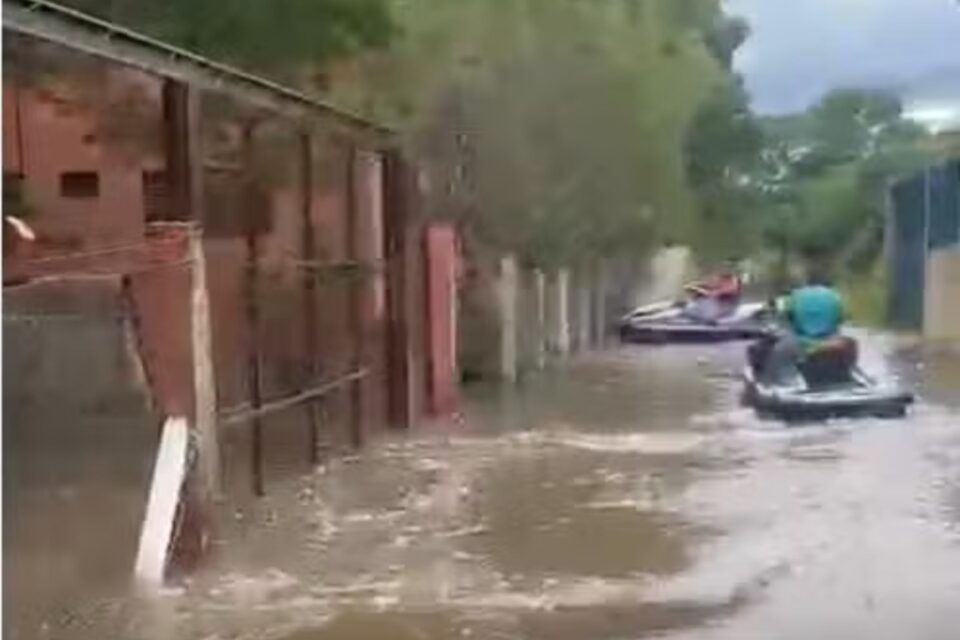 Turistas usam motos aquáticas para andar em estradas alagadas no norte de Goiás