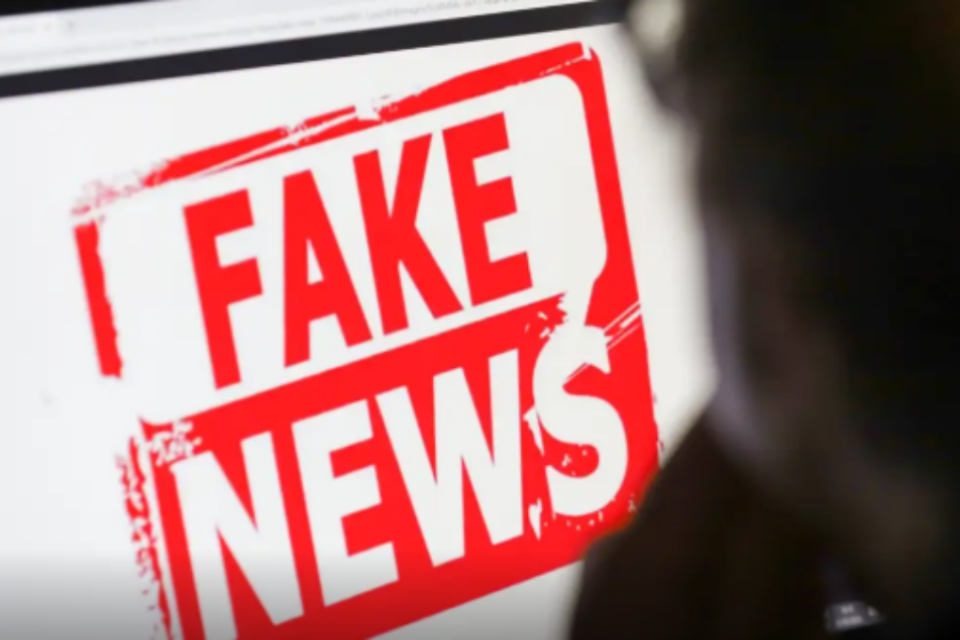 Tela de um computador escrito "fake news"