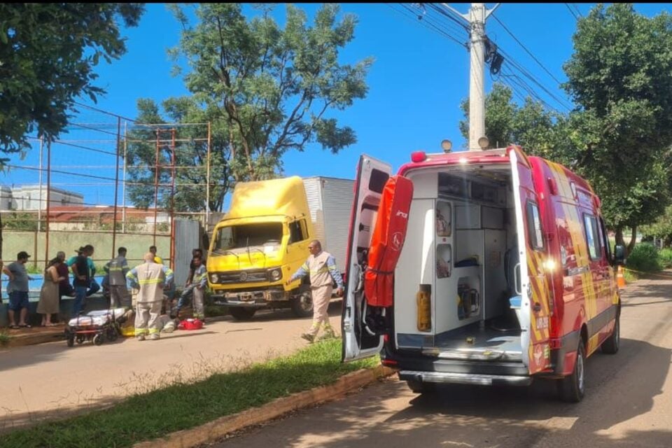 A imagem mostra uma equipe de resgate socorrendo uma vítima de atropelamento