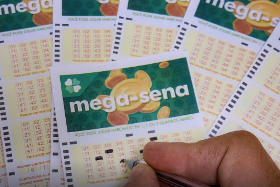 imagem de uma pessoa preenchendo o bilhete da mega-sena