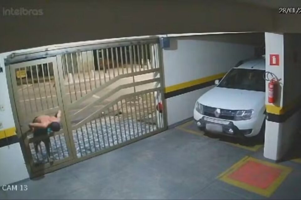 Ladrão passa por fresta de 15 cm para roubar moto e bicicleta em MG; vídeo O furto só foi descoberto na manhã seguinte