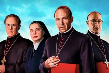 Um filme com um elenco primoroso que se vende como um thriller investigativo e que se passa durante a escolha do novo papa. Ali, confinados para os votos secretos, segredos serão revelados e artimanhas secretas acontecem entre os cardeais que desejam o cargo de maior poder da igreja católica.