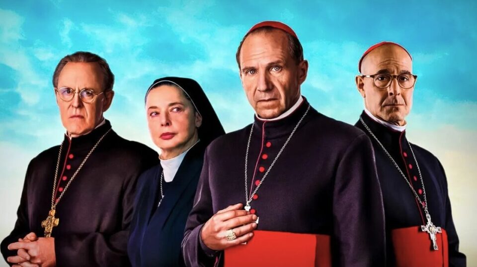 Um filme com um elenco primoroso que se vende como um thriller investigativo e que se passa durante a escolha do novo papa. Ali, confinados para os votos secretos, segredos serão revelados e artimanhas secretas acontecem entre os cardeais que desejam o cargo de maior poder da igreja católica.