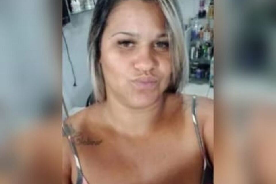 A imagem mostra uma foto da vítima morta a mando do ex-marido