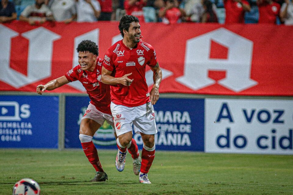 Bruno Mendes comemora gol pelo Vila Nova