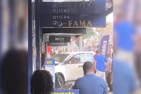 Camionete e picape invadem lojas após colisão em cruzamento de Goiânia