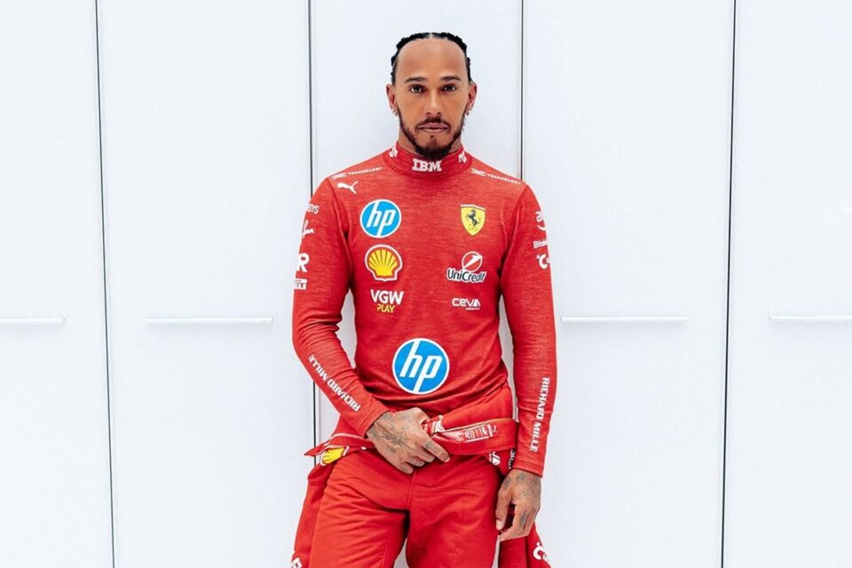 Hamilton com seu novo macacão da Ferrari