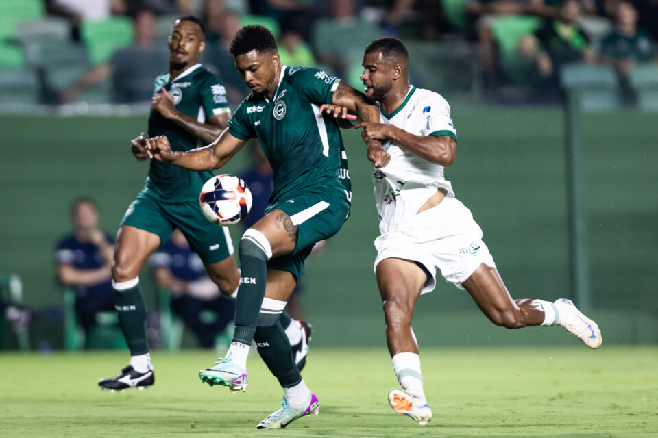 Jogadores de Goiás e Jataiense disputam a bola
