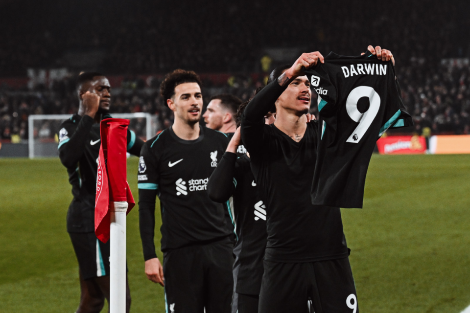 Darwin Nuñez comemora gol em jogo do Liverpool
