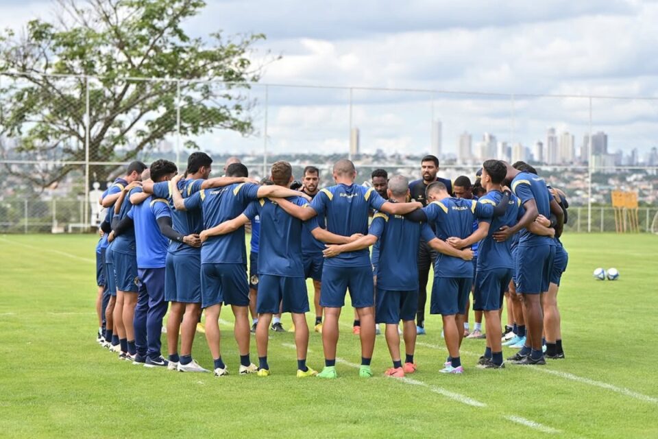 Time da Aparecidense em treino para o Goianão