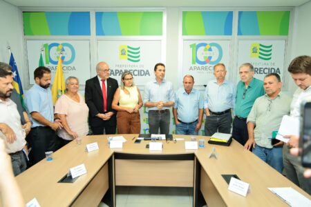 Leandro Vilela em reunião com representantes dos servidores de Aparecida (Foto: Divulgação)