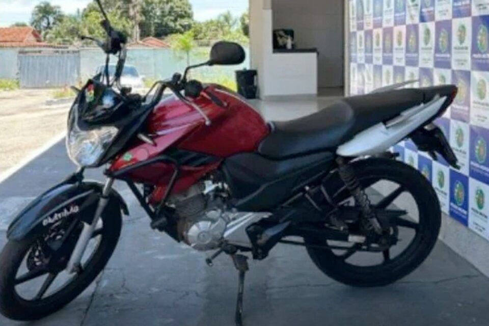Menino de 10 anos pega moto da mãe sem permissão e dirige até escola em Caiapônia (Foto: Polícia Militar)