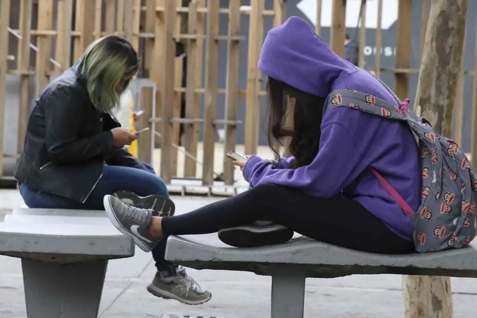 Goiás aguarda regulamentação para aplicar lei que proíbe celulares nas escolas