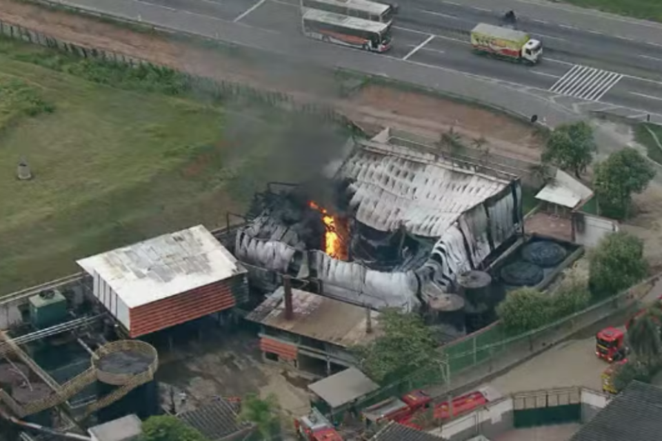Imagem do galpão da fábrica pegando fogo