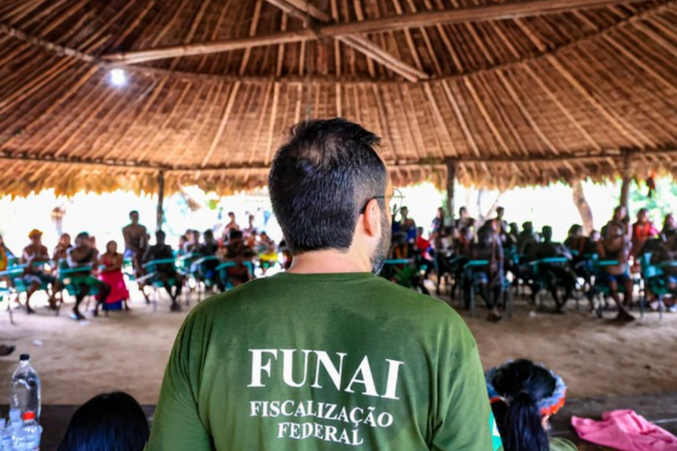 Imagem de um funcionário usando o uniforme da Funai