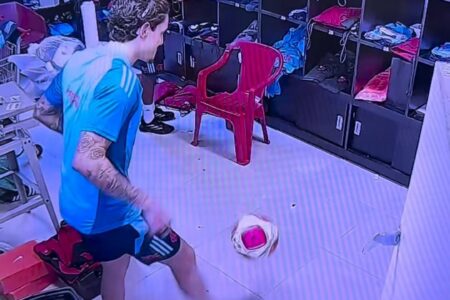 Pedro, do Flamengo, faz embaixadinhas