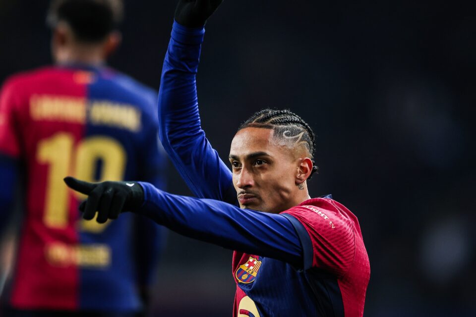 Raphinha comemora gol pelo Barcelona