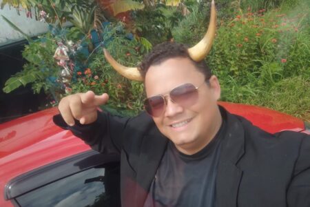 'Clio completo e contato amoroso': anúncio de carro diverte no OLX