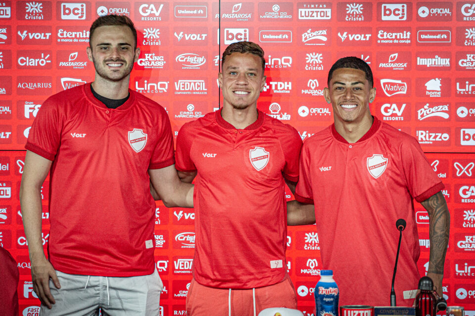 Trio de jogadores é apresentado