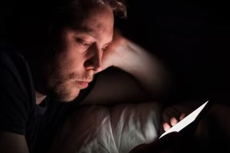 visualização de mídias tarde da noite e a pressão alta Assistir a vídeos de curta duração antes de dormir pode causar problemas no coração