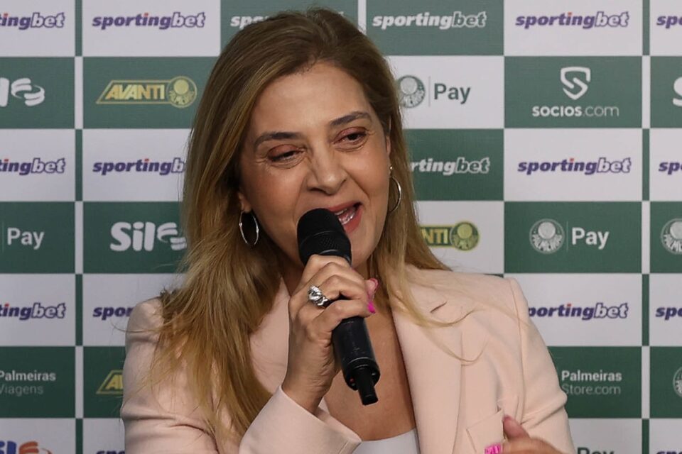 Leila Pereira em coletiva pelo Palmeiras