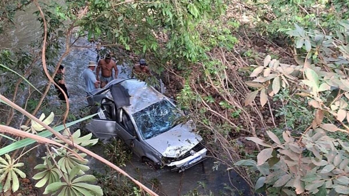 imagem do carro dentro do córrego Jataí