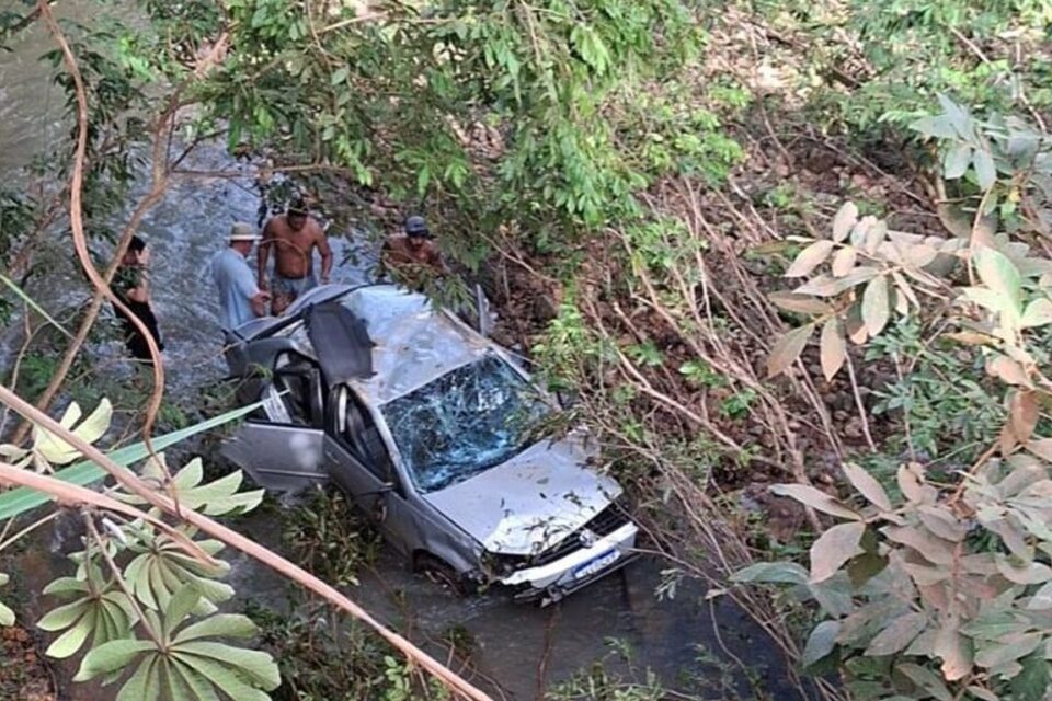 imagem do carro dentro do córrego Jataí