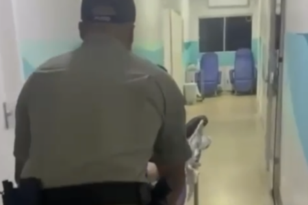 Homem agredido com machadinha é conduzido no hospital (Foto: Reprodução)