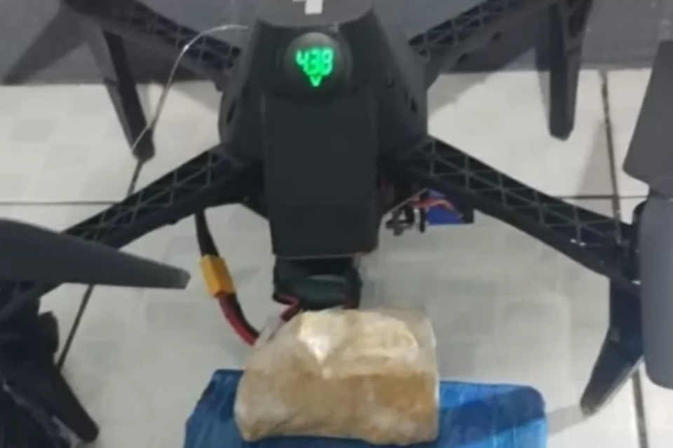 Imagem do drone juntamente com a droga que transportava