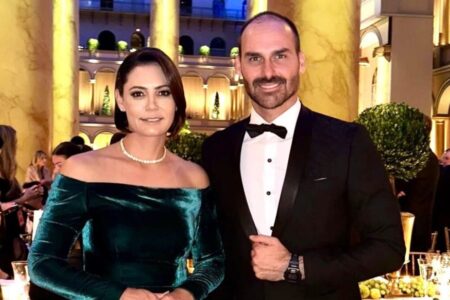 Michelle e Eduardo Bolsonaro são barrados no Capitólio e assistem posse de Trump em telão Ex-presidente não compareceu à cerimônia