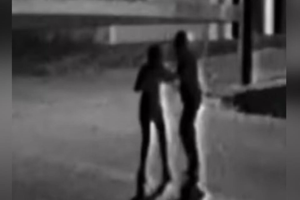 Na imagem aparece um homem suspeito de arrastar a mulher para um matagal para estuprá-la