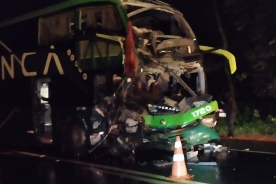 Colisão entre 2 ônibus deixa uma pessoa morta na BR-153, em Mara Rosa