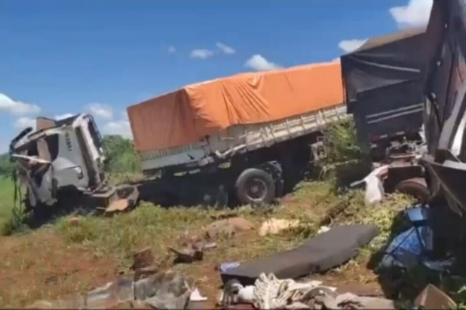 A imagem mostra dois caminhões envolvidos em um acidente na BR-452
