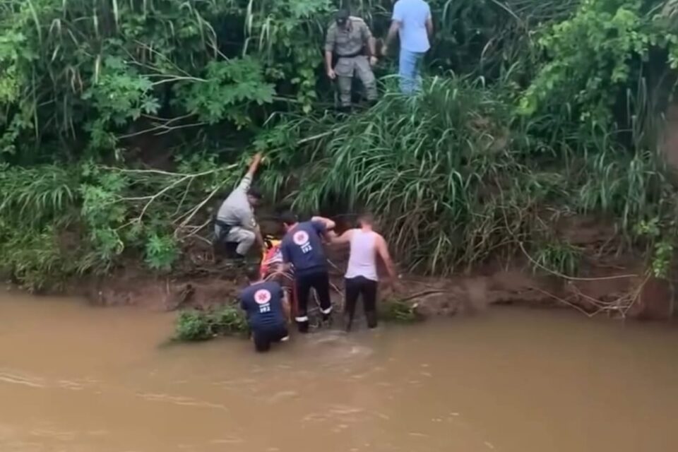 Casal sendo resgatado no rio Canastra, na zona rural de Itapuranga, Goiás