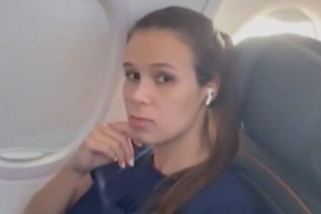 Mulher que negou assento em avião vai processar a companhia aérea e a passageira que gravou vídeo Jeniffer Castro ainda recebe ofensas