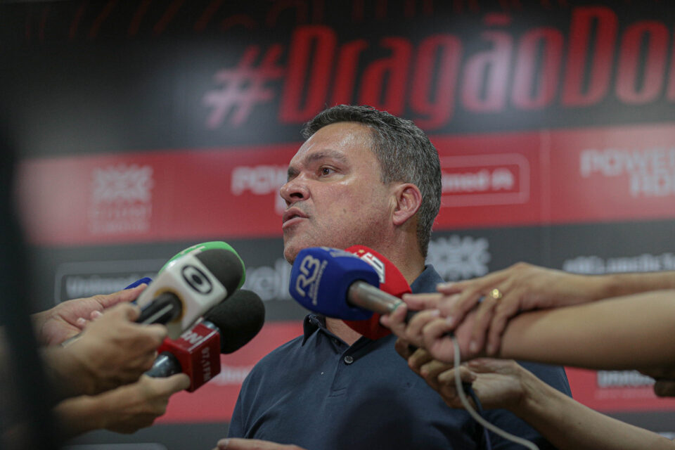 Adson desrespeita jornalista em coletiva