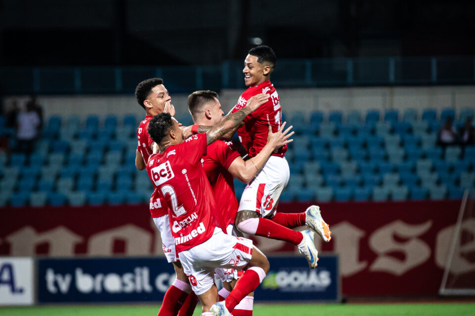 Jogadores do Vila Nova comemoram gol contra o Goianésia