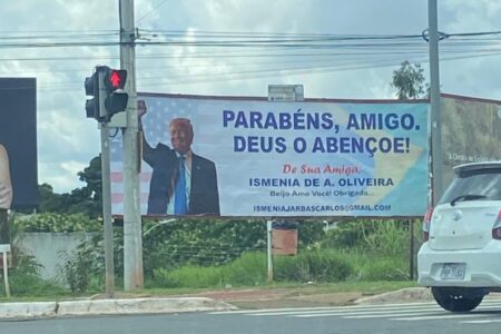 Outdoor em Goiânia parabeniza Trump: 'De sua amiga, Ismenia'