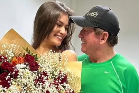 Amado Batista faz surpresa nos 23 anos da namorada miss