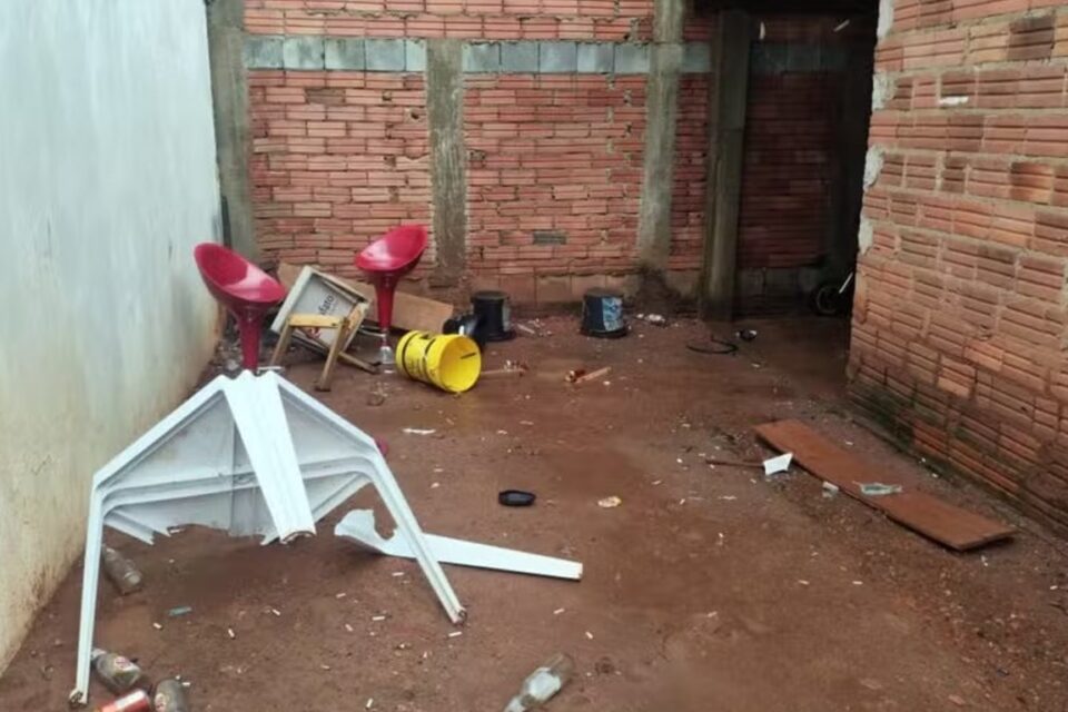 A imagem mostra o quintal da família com diversos objetos quebrados