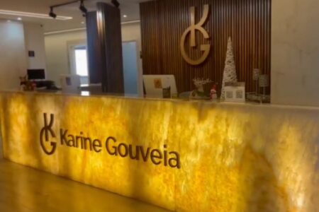 "Fiquei desesperada e furei minhas pálpebras", diz mulher que teve rosto deformado em clínica de Goiânia Karine Gouveia e Paulo Cesar