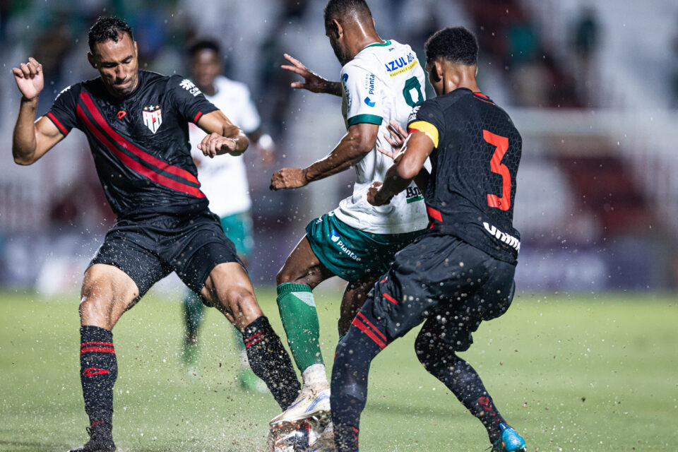 Jogadores de Atlético-GO e Jataiense disputam bola