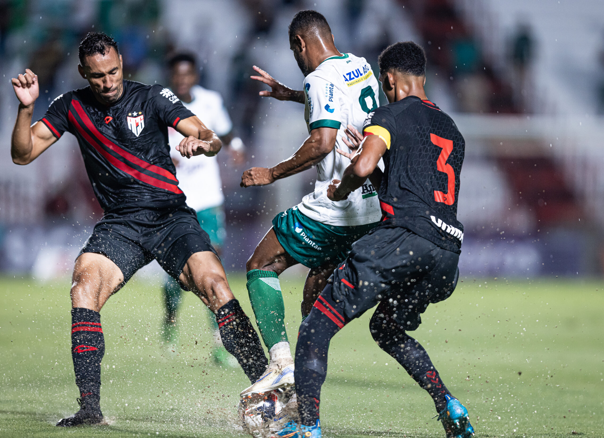 Jogadores de Atlético-GO e Jataiense disputam bola