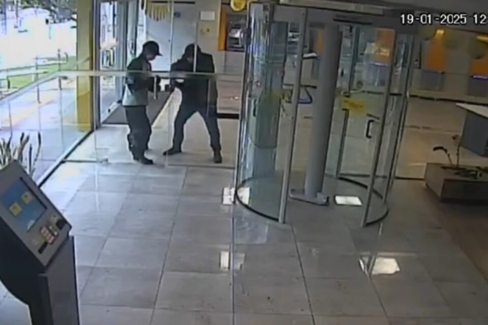 Suspeitos de invadir banco e furtar armas de vigilante são presos em Goiânia Um dos suspeitos possui extensa ficha criminal