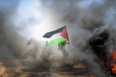 Homem com bandeira da Palestina (Foto: Pixabay)