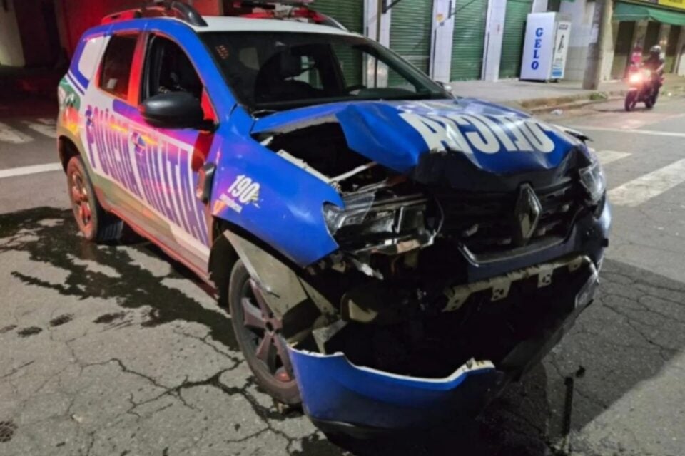 A imagem mostra uma viatura da Polícia Militar com a frente destruída