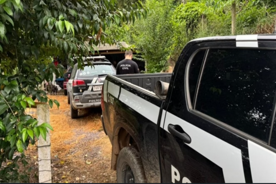 Mulher usou uma faca de serra para cortar o pescoço da criança (Foto: Divulgação/Polícia Civil do Rio Grande do Sul)
