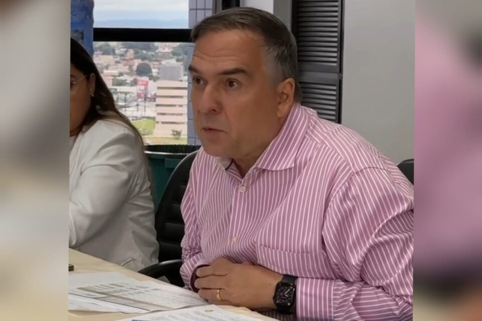 Prefeito de Goiânia, Sandro Mabel, em reunião com representantes da Saneago