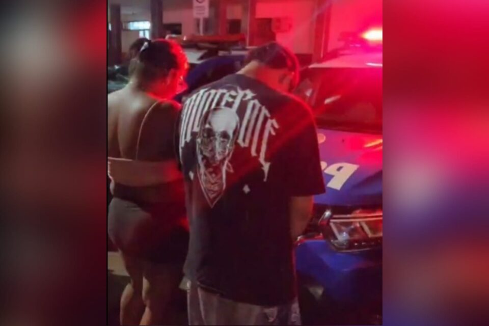A imagem mostra mãe e filho presos após atacar sobrinho com uma faca e um facão